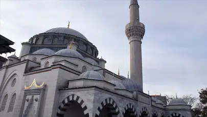 Tokyo Camii'nde bayram namazı yoğun katılım nedeniyle 3 kez kılındı