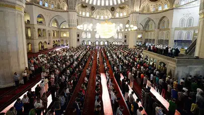 Kurban Bayramı'nda teşrik tekbirleri ne zaman başlar ve hangi namazlarla getirilir?