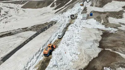 Mayıs ayında kar kalınlığı 7 metreye ulaşarak Bitlis'te şaşkınlık yarattı