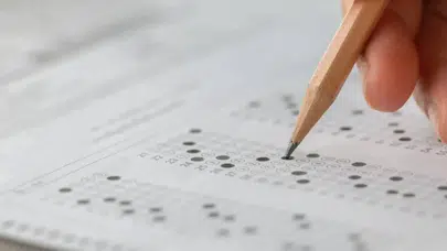 Akın Akınözü'nün Sevgilisi Melis Uzunoğlu Kimdir, Kaç Yaşında ve Ne İş Yapıyor?