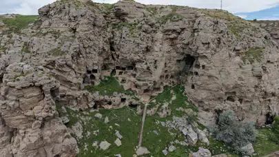 Sivas'taki 3 bin 200 yıllık tarihi kaya mağaraları dikkat çekiyor