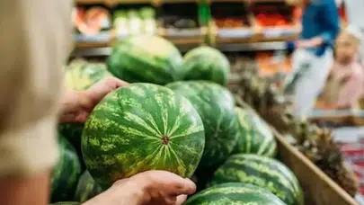 Tezgahın en güzel karpuzunu ayırt etmek bu kadar kolay : Sadece orasına bakın