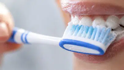 Diş fırçalarındaki renkli kılların gerçek amacı nedir ve neden önemlidir?
