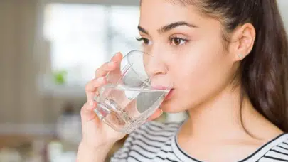 Günlük İki litre su içme kuralı gerçekten yanlış mı? Uzmanlar yeni hidrasyon oranlarını duyurdu