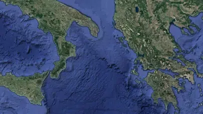 İyon denizi nerede yer alıyor ve hangi ülkelere sınır oluşturuyor?