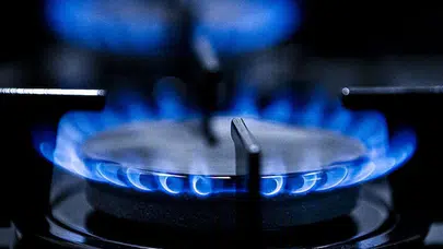 Spot piyasada doğal gaz fiyatları nasıldır ve işlem hacmi ne durumdadır?