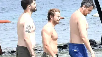 Çeşme’de dost buluşması: Tolga Sarıtaş ve Genco Özak objektiflere yansıdı