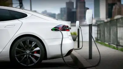 Elektrikli araç satışları içten yanmalı araçları ilk kez geçti