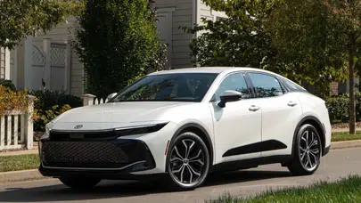 2027 model Toyota Crown neleriyle dikkat çekiyor ve hibrit sistemi neden önemli?
