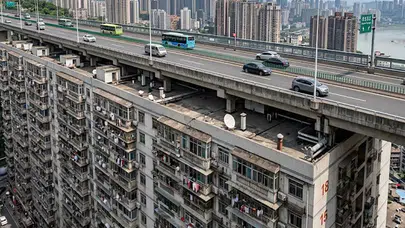 Çin’in Chongqing kentinde otoyolun üzerine inşa edilen 18 katlı bina projesi nedir?