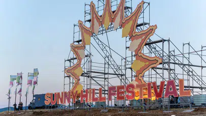 Sunny Hill Festivali nerede düzenlenecek ve hangi ünlü sanatçılar sahne alacak?