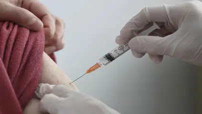 İlaçlarla kontrol altına alınamayan polen ve arı alerjilerine karşı alerji aşısı öneriliyor