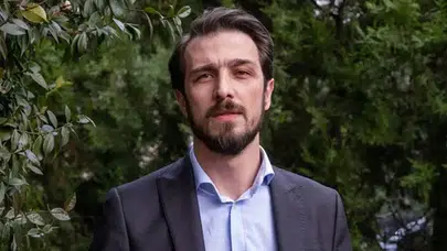 Kızılcık Şerbeti dizisinin Mustafa'sı Emrah Altıntoprak yeni imajıyla dikkatleri üzerine çekti