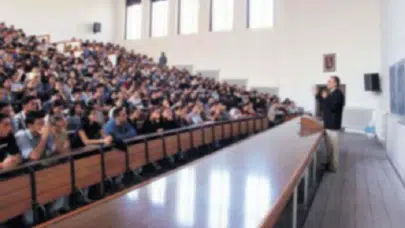 Diploma yetmiyor! İş bulmak için en uzun süre bekleten üniversite bölümleri açıklandı