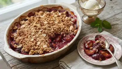 Kıtır hamuru ve yumuşacık eriğiyle erikli crumble nasıl yapılır?