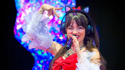 Melis Fis, Şevval Sam konserinde müjdeyi verdi : Şarkıcılıktan oyunculuğa terfi ediyorum