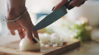 Soğan doğrarken gözyaşlarına son! Şeflerin sırrı ortaya çıktı