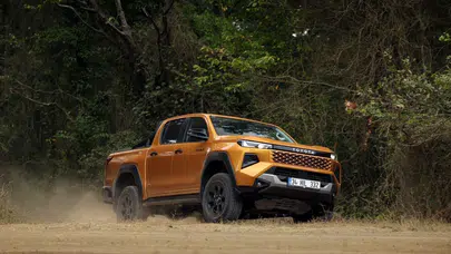 Yenilenen Toyota Hilux'un lansman fiyatı ve öne çıkan özellikleri neler?