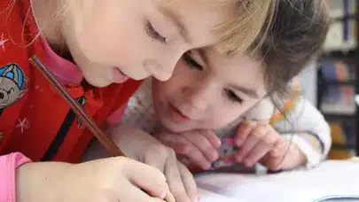İsveç neden yeniden geleneksel kitap ve kaleme dönüş yapıyor?