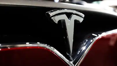Tesla, aşırı parlak farlar nedeniyle 20 bin 349 aracını geri çağırıyor
