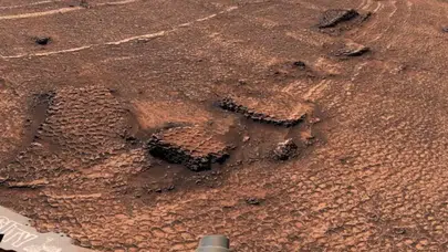 Mars'ta şaşırtan keşif : Çokgen şekiller bulundu