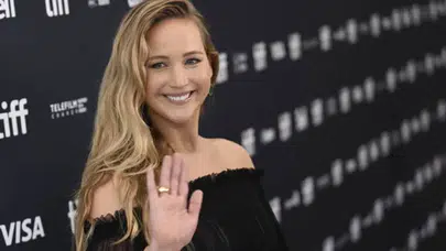 Jennifer Lawrence sosyal medyaya geri dönüyor