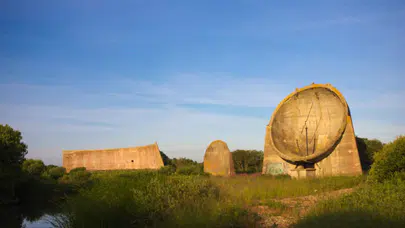 Radar teknolojisi öncesinde uçakları tespit eden beton aynalar kullanılıyordu