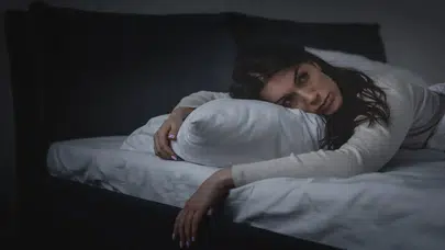 Gece sık sık uyananlar için uzmanlardan önemli uyarılar