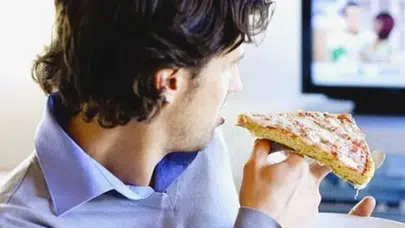 Psikolojiye göre ekran karşısında yemek yemenin olumsuz etkileri neler ?