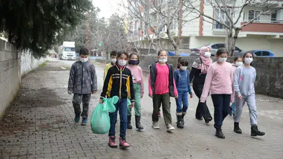 Adana'da öğrenciler sokaklarda çöp topladılar