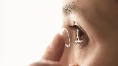 Doktorlar uyarıyor : Kontak lens kullanırken yapılmaması gerekenler