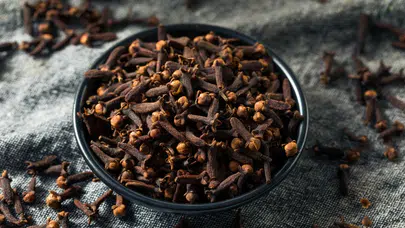 Kuru karanfilin faydaları neler ? Neden kullanılıyor ? Karanfil neye iyi gelir ?