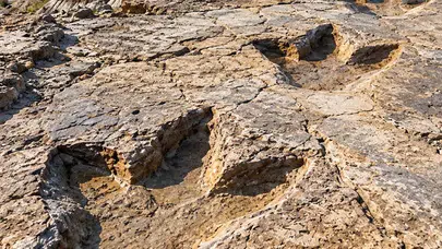 Kayalıkların arasında dev ayak izleri bulundu: Her biri neredeyse 1 metre