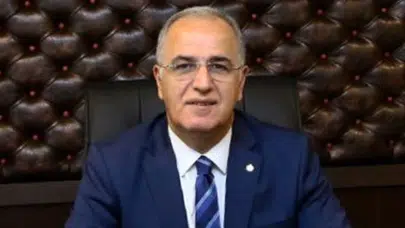 Mehmet Akif Üstündağ kimdir ve hangi başarılarıyla tanınmaktadır?