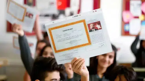 Okullarda karne heyecanı: 18 milyon öğrenci yarıyıl tatiline giriyor!