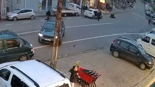 Trabzon'da otomobilin çarptığı kadın metrelerce savruldu : İşte o kaza anı
