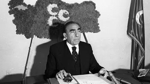 Alparslan Türkeş kimdir ve ne zaman hayatını kaybetmiştir?