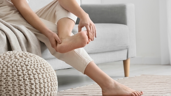 Gençlerde de yaygınlaşıyor! Ayak bileğinizdeki bu şikayetleri ihmal etmeyin