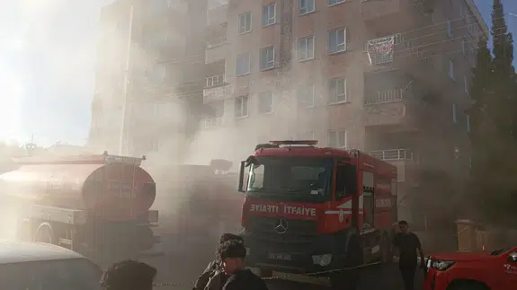 Şanlıurfa'da medikal malzeme deposunda yangın paniği!
