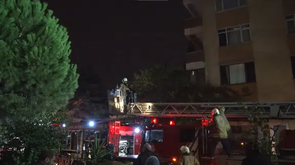 Kadıköy'de yangın paniği: 20 kişi dumandan etkilendi!