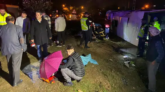 Kastamonu'da tur midibüsü şarampole devrildi: Çok sayıda yaralı var
