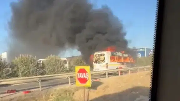 Adana’da öğrenci servisi alev aldı: Öğrenciler tahliye edildi!