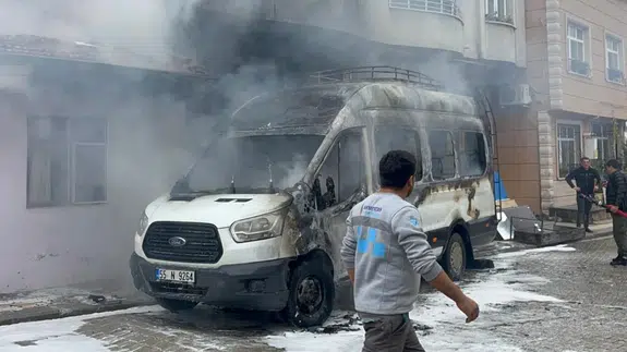 Samsun'da minibüs alev alev yandı!