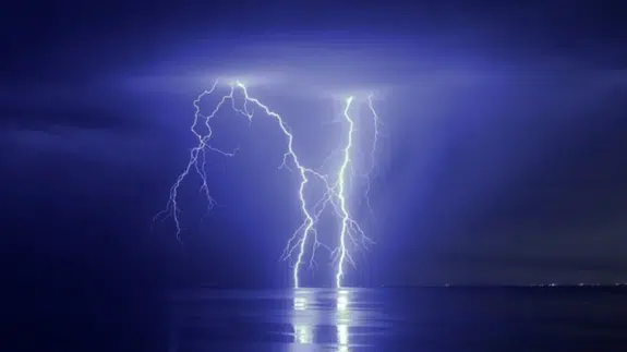 İstanbul Finans Merkezi'nin tepesine yıldırım isabet etti