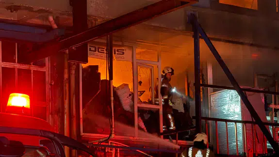 Başakşehir'de malzeme deposunda yangın!