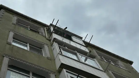 Fatih'te şüpheli ölüm: 5'inci kattan düşen kadın can verdi!