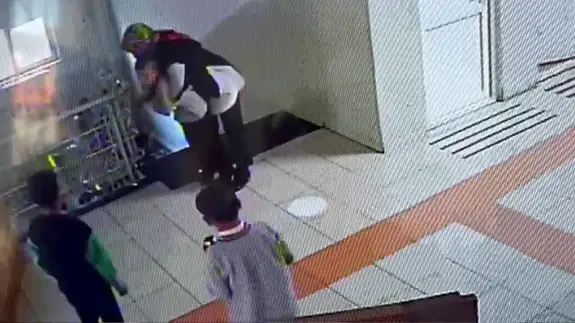 Erzurum'da nefes borusuna yiyecek kaçan öğrenciyi Heimlich manevrasıyla kurtardı!