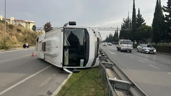 İzmir'de midibüs devrildi: 5 kişi yaralandı