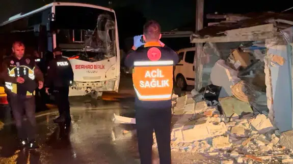 Edirne'de alkollü sürücü minibüsle eve daldı!