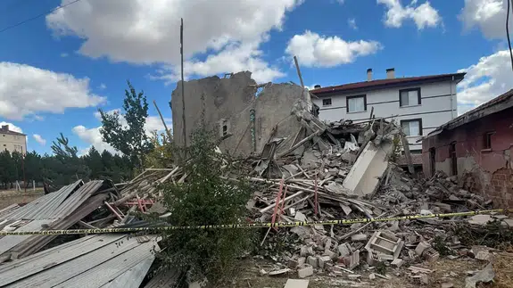 Ankara’da 3 katlı binada göçük meydana geldi!